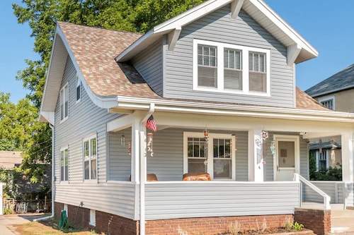 Cozy family-friendly Bungalow 4 Bedrms 2 bths Historic Beauty - 3 Mi to Stadium 