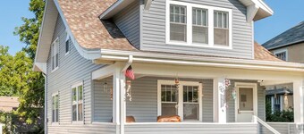 Cozy family-friendly Bungalow 4 Bedrms 2 bths Historic Beauty - 3 Mi to Stadium 