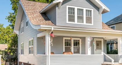 Cozy family-friendly Bungalow 4 Bedrms 2 bths Historic Beauty - 3 Mi to Stadium