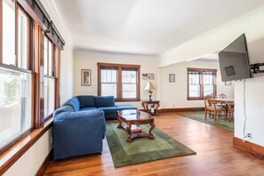 Smart TV, books - Cozy family-friendly Bungalow 4 Bedrms 2 bths Historic Beauty - 3 Mi to Stadium  (Omaha)