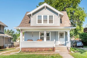 Exterior - Cozy family-friendly Bungalow 4 Bedrms 2 bths Historic Beauty - 3 Mi to Stadium  (Omaha)