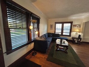 Smart TV, books - Cozy family-friendly Bungalow 4 Bedrms 2 bths Historic Beauty - 3 Mi to Stadium  (Omaha)