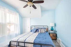 5 Schlafzimmer, Schreibtisch, Bügeleisen/Bügelbrett, Reisekinderbett