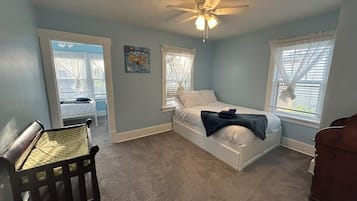 5 bedrooms, desk, iron/ironing board, travel cot