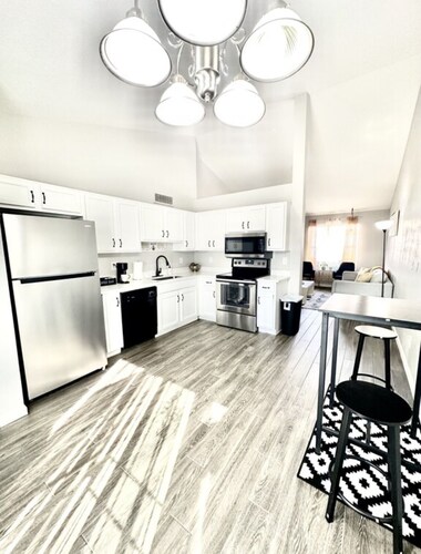 2BR Condo 15Min Statefarm Stadium with AC