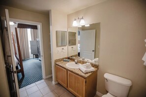 Secadora de cabello, bidet, toallas, jabón 