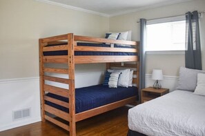 3 slaapkamers, een kluis op de kamer, een bureau