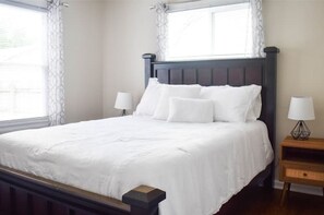 3 bedrooms, in-room safe, desk, iron/ironing board - Leprechaun Lodge (South Bend)