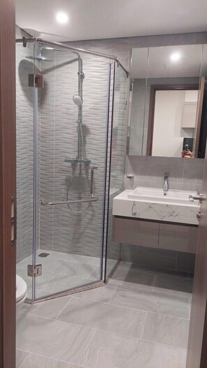 Appartamento Superior | Bagno | Combinazione doccia/vasca, doccia idromassaggio, set di cortesia firmato