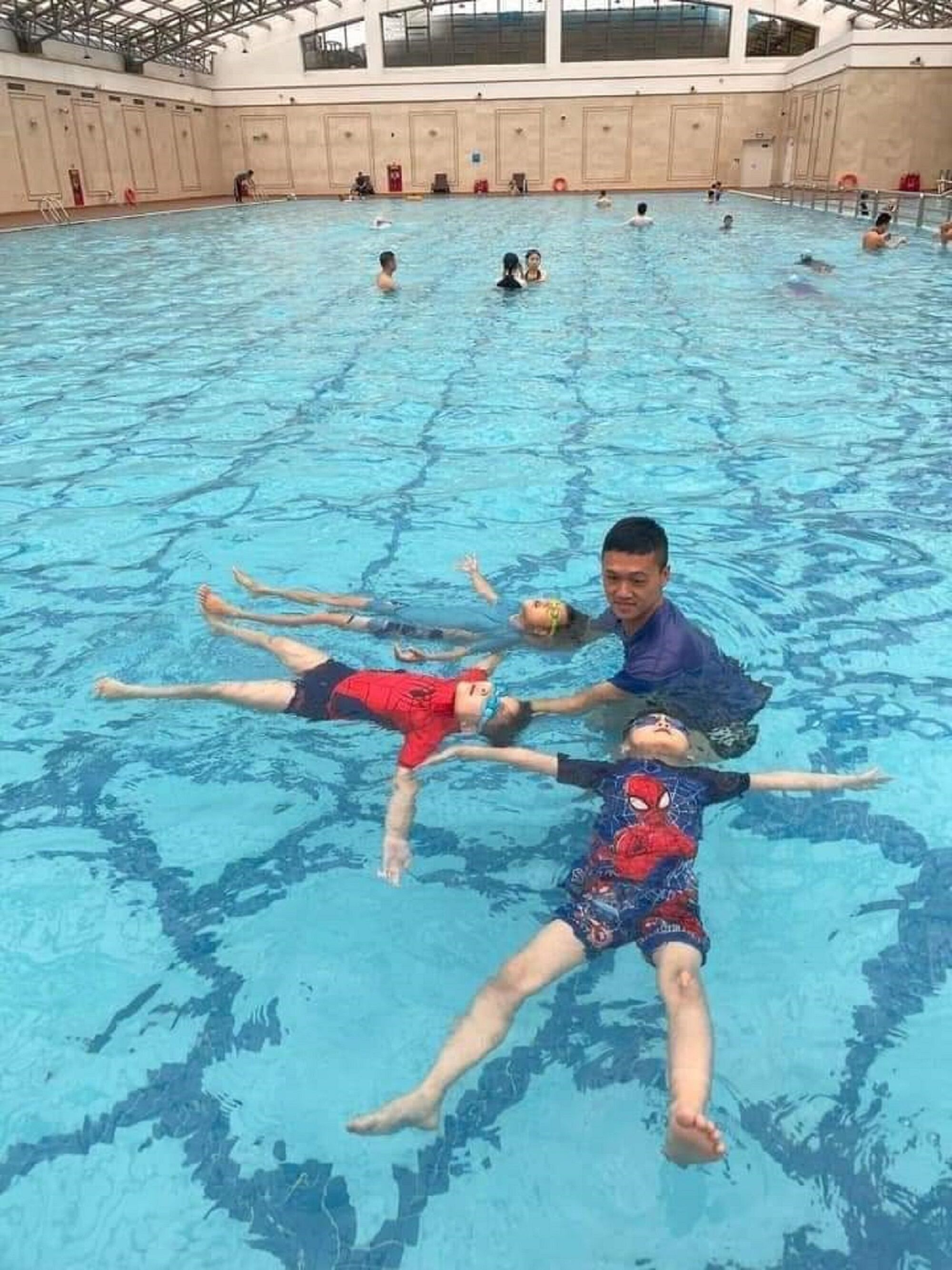 2 indoor pools, outdoor pool, open 7:00 AM to 9:00 PM, free cabanas