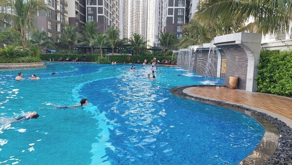 2 indoor pools, outdoor pool, open 7:00 AM to 9:00 PM, free cabanas