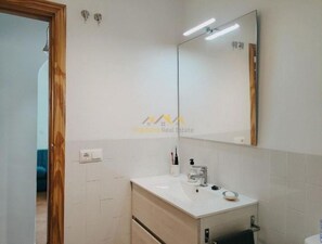 Een douche, een haardroger, handdoeken