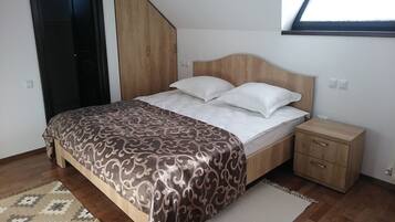 5 bedrooms, iron/ironing board, free WiFi, bed sheets