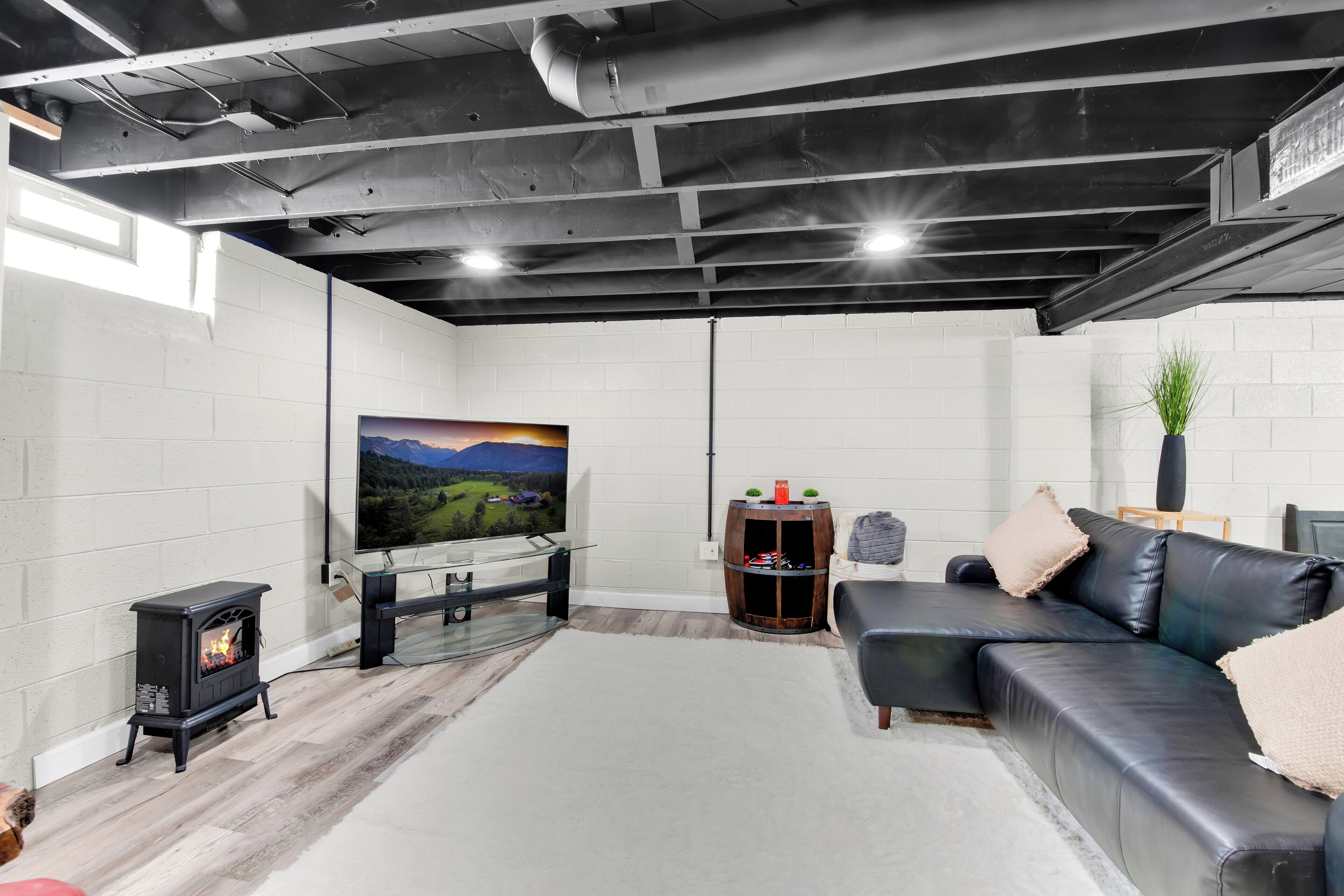 Smart-TV, Kamin, Tischtennisplatte