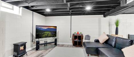 Smart-TV, Kamin, Tischtennisplatte