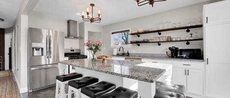 Køleskab, mikrobølgeovn, ovn, kogeplade