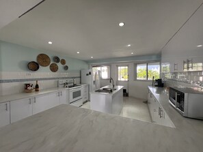 Frigorifero, microonde, forno, piano cottura