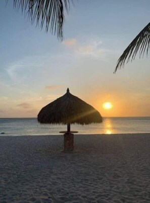 Chaises longues, serviettes de plage