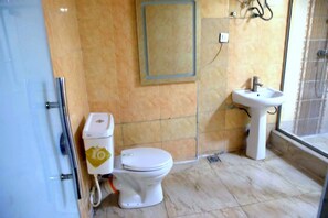 Rainfall showerhead, free toiletries, towels, soap - Global Signature Hotel (Lagos)
