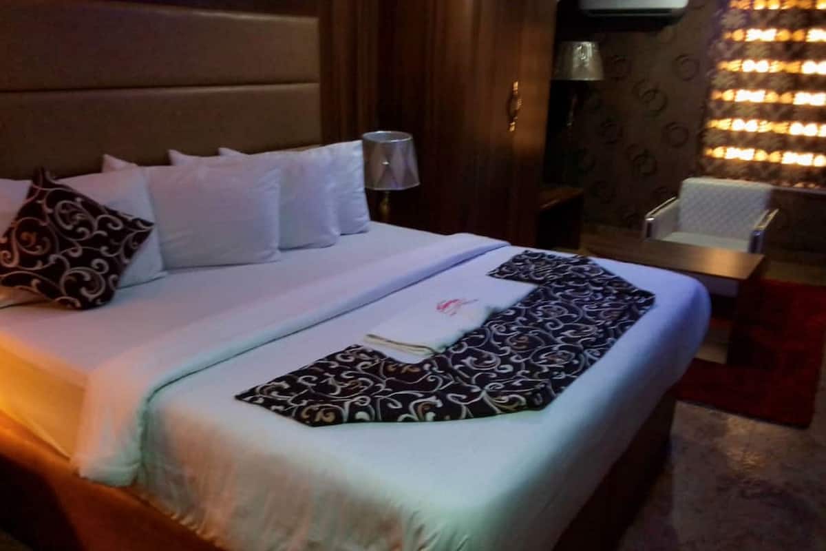 1 bedroom, Egyptian cotton sheets, premium bedding, memory foam beds