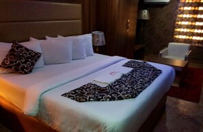 Egyptian cotton sheets, premium bedding, memory foam beds, desk - Global Signature Hotel (Lagos)