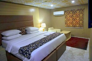 Egyptian cotton sheets, premium bedding, memory foam beds, desk - Global Signature Hotel (Lagos)