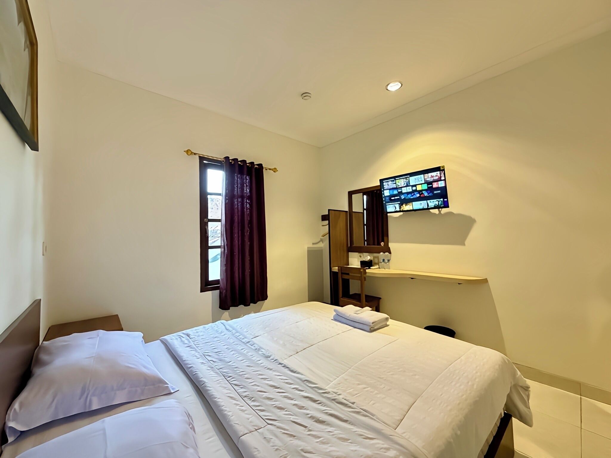 Desk, free WiFi, bed sheets