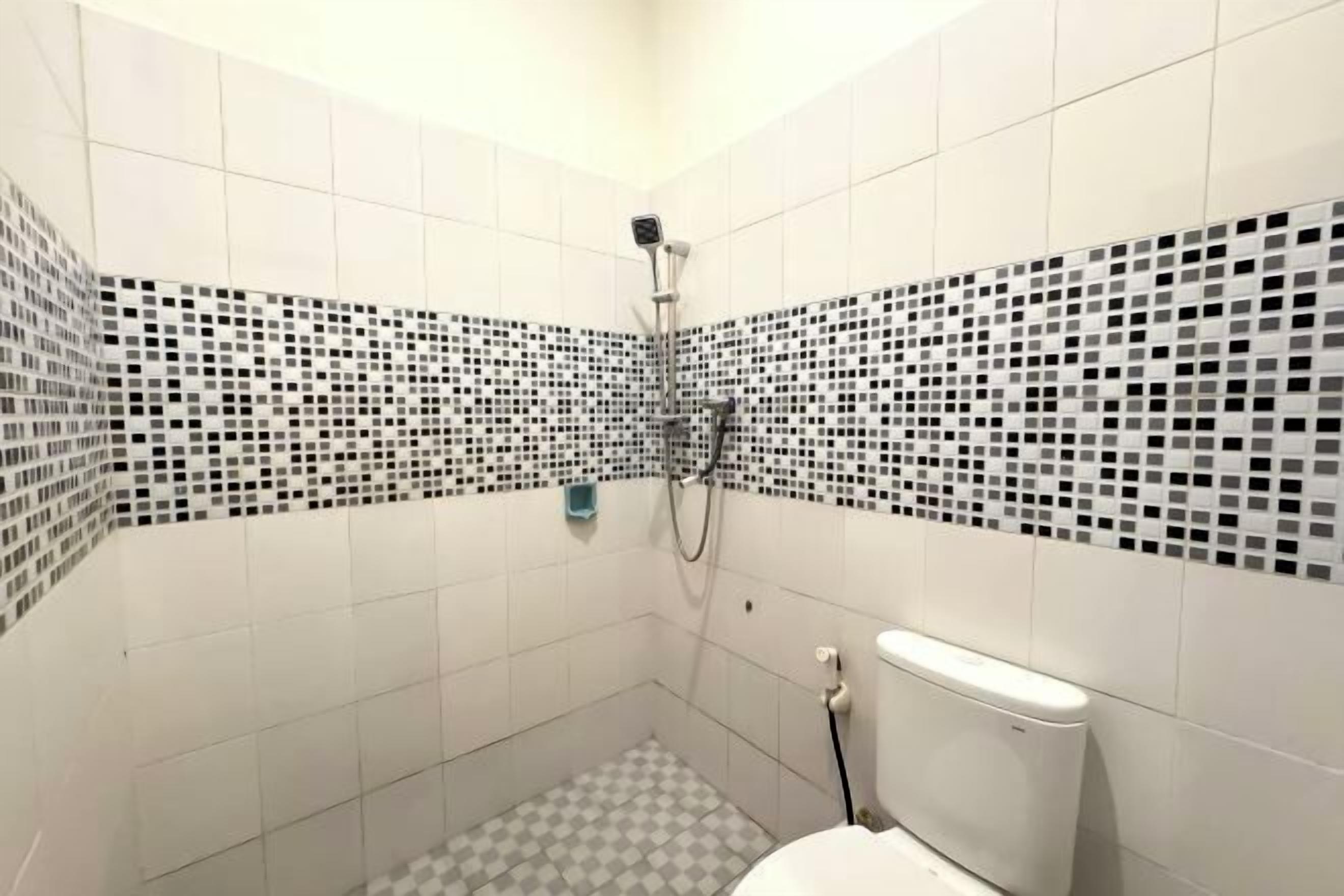 Ducha, artículos de tocador gratuitos, pantuflas, bidet