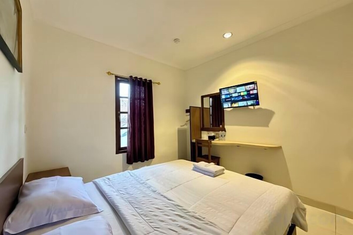 Desk, WiFi (free), bed sheets