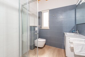 Een douche, handdoeken