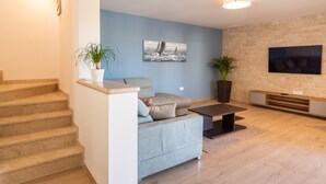 TV - Villa Tereza Residence up to 6 People with private Pool by 22Estates (Vinež)