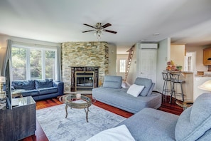 Smart TV, fireplace, computer monitors