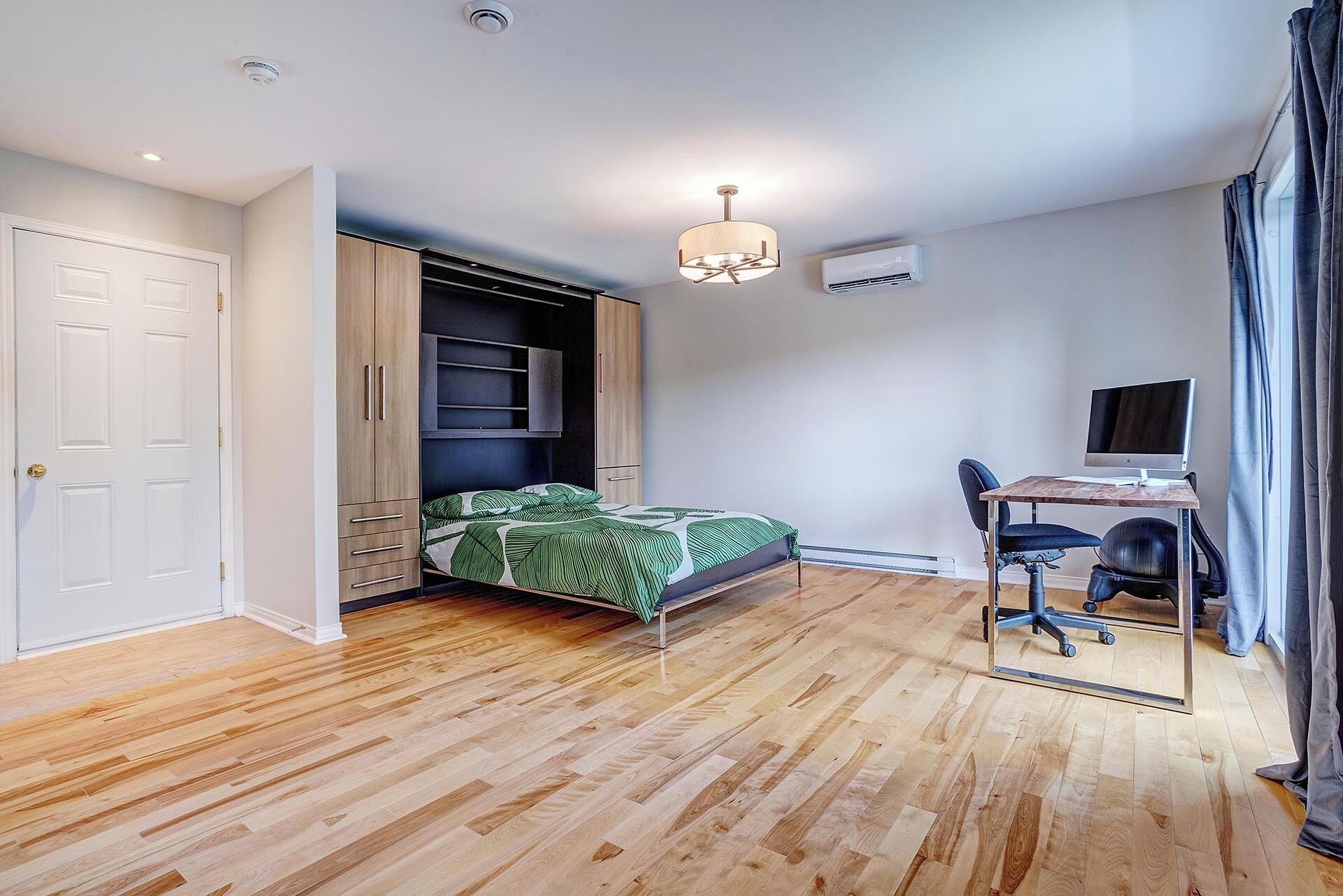 4 多间卧室、客房内保险箱、办公桌、熨斗/熨衣板