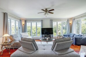 Smart TV, fireplace, computer monitors - Nature, Peace, and a Variety of Activities in the Heart of the Eastern Townships (Sutton)