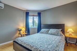 4 bedrooms, in-room safe, desk, iron/ironing board - Nature, Peace, and a Variety of Activities in the Heart of the Eastern Townships (Sutton)