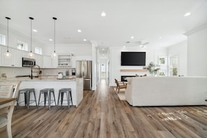 บ้านพัก | บริเวณนั่งเล่น | สมาร์ททีวี 50 นิ้ว พร้อมช่องดิจิตอล, Netflix, Hulu