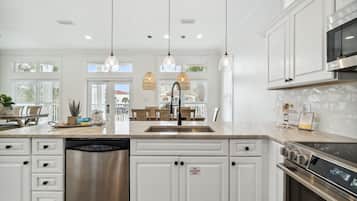 Casa | Cocina privada | Refrigerador con congelador, microondas, horno y parrilla de estufa