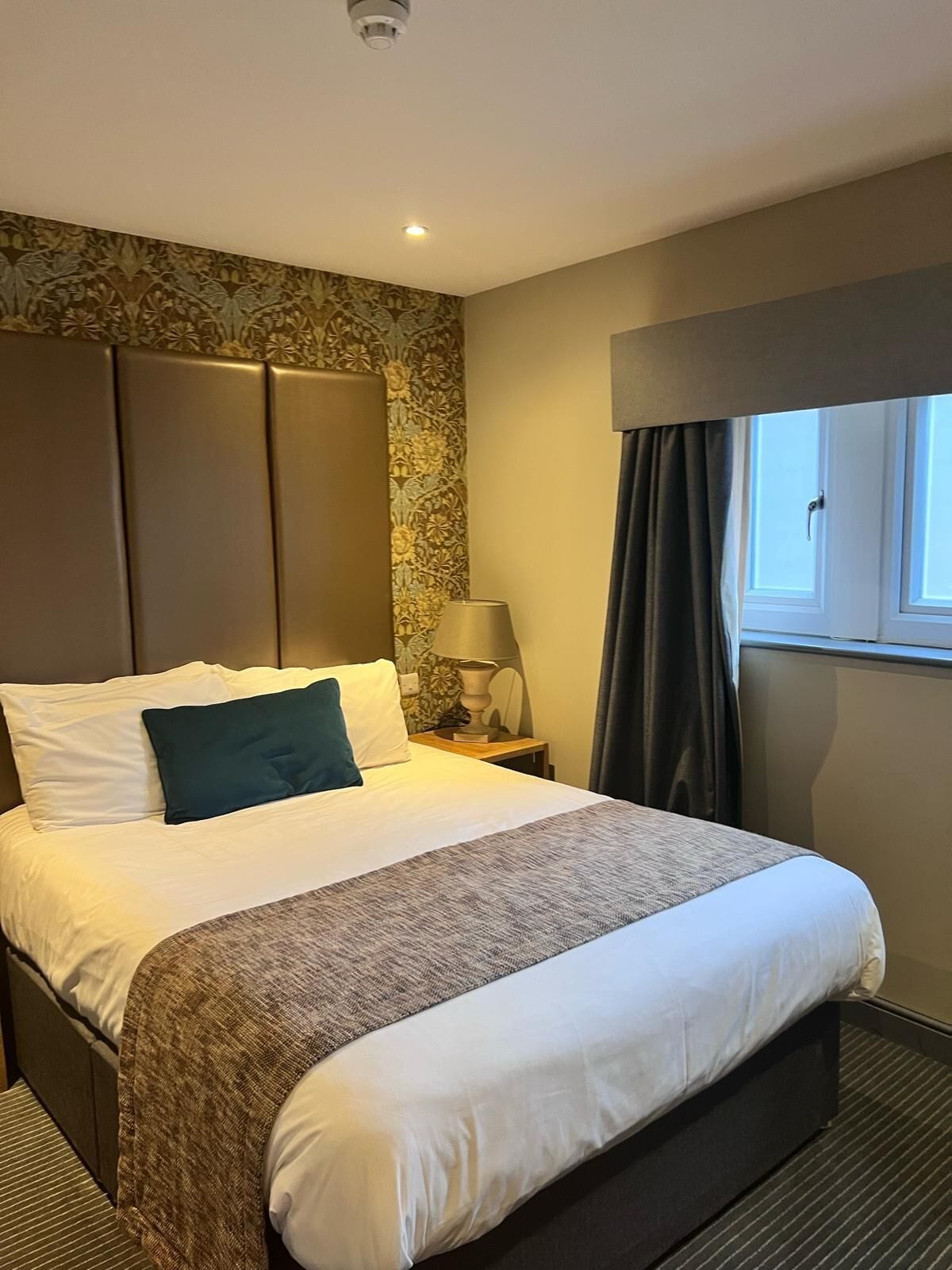 Standard Double Room | Bathroom | Shower, free toiletries, hair dryer, towels
