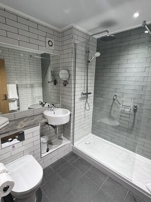 Ducha, artículos de tocador gratuitos, secador de pelo, toallas