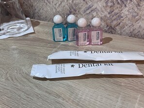 Sèche-cheveux, serviettes fournies, savon, shampoing