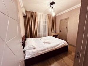 5 bedrooms, WiFi, bed sheets - Total 6 rooms with en-suit bathroom.
Each room cost is 37 usd  (Tashkent)