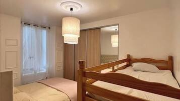 2 bedrooms, travel crib, internet, bed sheets