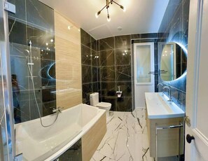 Bathtub, hair dryer, towels - Appartement de Luxe Avec Fresque (Fontainebleau)