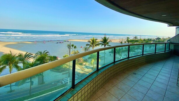 Un balcone con vista sulla spiaggia e sull'oceano.