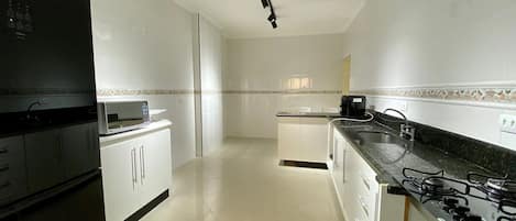 Appartement de base | Cuisine privée | Réfrigérateur, four à micro-ondes, vaisselle et ustensiles