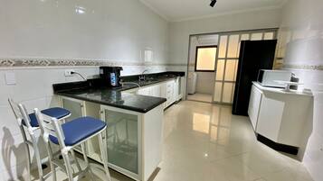 Basic Apartment | Private kitchen | Fridge, microwave, cookware/dishes/utensils