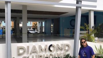Un bâtiment moderne sur lequel on peut lire l’inscription « DIAMOND CLUBHOUSE ».