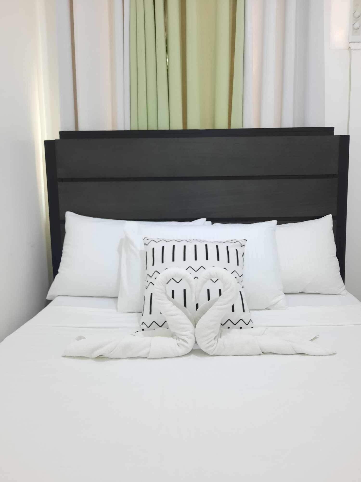 4 室のベッドルーム、セーフティボックス (室内)、デスク、WiFi (無料)