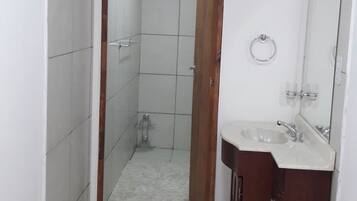 Ducha, secador de pelo, bidet, toallas