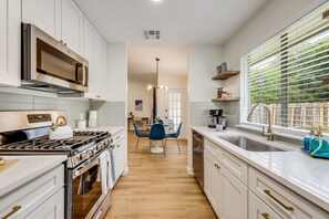 Kylskåp, mikrovågsugn, ugn och spishäll